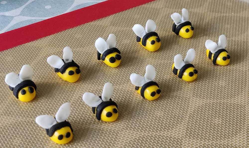 A's Bee cake decoration